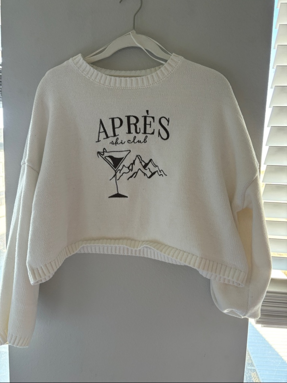 moon & madison White Cropped Knit Sweater with Black Apres Ski Graphic
